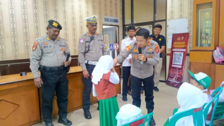 Polsek Pahandut Kenalkan Polisi sebagai Sahabat Lewat Kunjungan Edukatif Anak TK