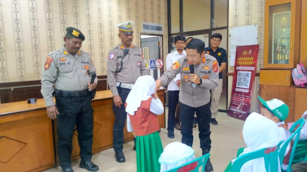 Polsek Pahandut Kenalkan Polisi sebagai Sahabat Lewat Kunjungan Edukatif Anak TK