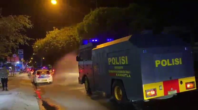 Antisipasi Balap Liar, Polisi Semprotkan Air Di Lokasi Balap Liar