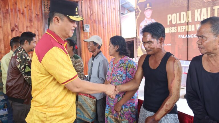 Polda Kalteng Turun Tangan Bersihkan Sisa Kebakaran Mendawai, Salurkan Bansos dan Layanan Kesehatan