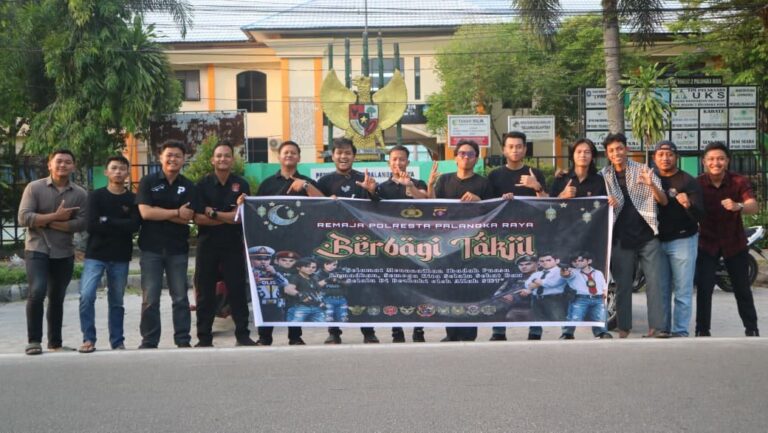 Polri Untuk Masyarakat, Polisi Remaja Polresta Palangka Raya Berbagi Takjil