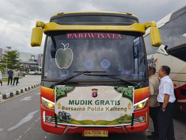 Kapolda Kalteng dan Gubernur Lepas Ratusan Pemudik Gratis dari Bundaran Besar Palangka Raya
